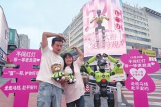 图片新闻：浪漫520，江永新人展示结婚证@湖南日报要闻版