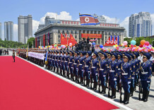 习近平访问朝鲜 朝方举行盛大欢迎仪式