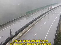 雨天未减速，车辆打滑甩尾连撞护栏3次 