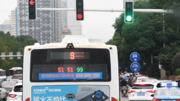 开车右转要不要等红灯？路口右转并非均可直接通行