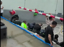 小区物业和业主共筑“人墙防线”，一车库的车都保住了