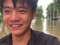 暴雨后小伙蹚着积水去上班，水快淹到脖子了才和老板请假