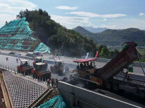 桂新高速沥青上面层试验段完成铺筑，全力冲刺通车目标