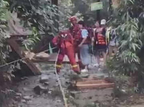 突降暴雨致游客被困，消防员横渡绳索成功救援