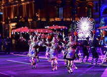 侗乡歌舞闪耀黄浦江畔 湖南惊艳亮相上海旅游节花车大巡游