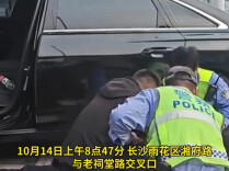 司机昏迷小车失控，长沙市民、交警接力救援