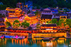 坐拉拉渡、嗦米粉吃米豆腐，加拿大旅游博主沉浸式打卡边城茶峒