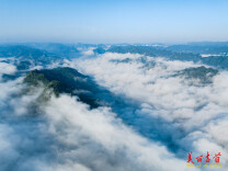 吉首：峒河晨雾美如画