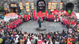 吉首： “乾州春会”巡游祈福 多彩非遗闹新春