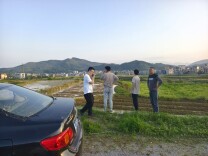 临武楚江镇：干部下到田间地头，为群众解春耕难题