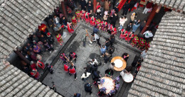 宁远岭头村：糯香四溢年味浓，村民同心打粑粑