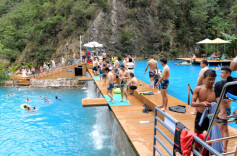 可体验多种亲水、嬉水项目，桑植县仙辰岛“山泉泳池”成避暑新宠