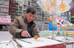 新春走基层丨一勺糖画绘年味