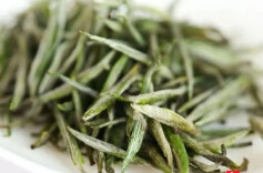 “冠云春芽”和“白云银毫（馨蕊）”，石门白云山这两款有机茶产品获得省级奖项