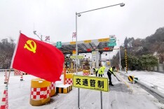 风雪中筑起安全防线，滞留司乘感受到冬日里的“桃源温度”