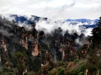 云雾绕奇峰，武陵源春日盛景美如画