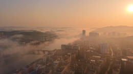 永兴：便江晨雾笼碧水，暖阳斜映入画来