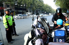 永兴县常态化开展安全头盔专项整治行动，守护群众出行安全