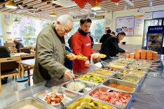 从生活照料到情感关怀，湘潭雨湖区“嵌入式”养老服务让“夕阳红”更温馨美好