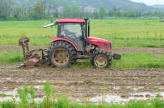 中方县花桥镇：“铁牛”轰鸣抢农时，春耕播种启新程