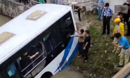 上海一公交车滑入河中 车内被困2人获救