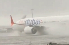 阿联酋遭罕见暴雨侵袭 车辆被浸泡 飞机在水中艰难滑行