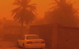利比亚遭强烈沙尘暴侵袭 天空一片“血红”