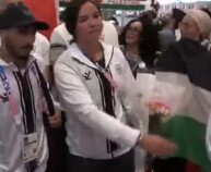 巴勒斯坦奥运代表团飞抵巴黎 现场受到人群热情迎接