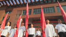 这组特写，在同一背景下