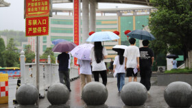 临武：高考第二日 雨中答卷 稳如磐石 