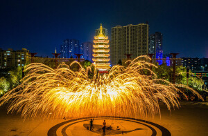 “铁花雨”邂逅灯光秀