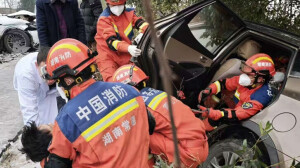 冰雪中的紧急救援