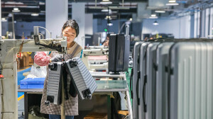 箱包小镇生产忙