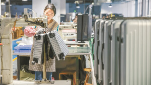 箱包小镇生产忙