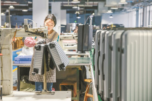 箱包小镇生产忙