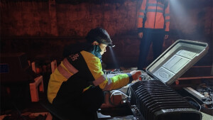 挑灯夜战保春运