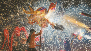 鋼火燒龍迎元宵