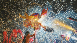 钢火烧龙迎元宵