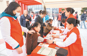 各地开展多种活动 践行新时代雷锋精神