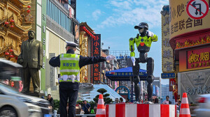 省会“机器人交警”上岗