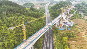邵永高铁最大跨度连续梁合龙