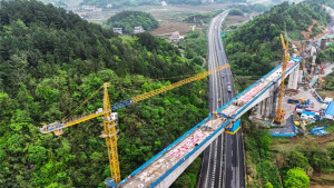 邵永高铁最大跨度连续梁合龙