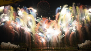 以焰火为笔 在夜空书写“中国制造”