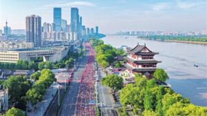 湘江岸边“放马”