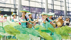 “洞庭渔女”惊艳长沙机场