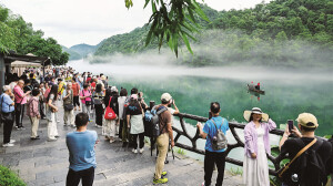 云蒸霞蔚小东江