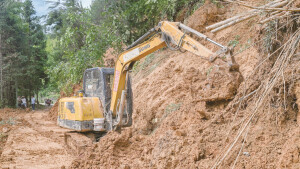抢通塌方道路 积极灾后自救