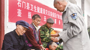 探访石门受灾群众临时集中安置点