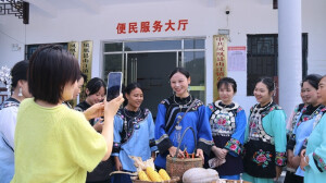 苗家青年学直播 手机成了新农具