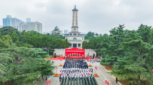 松柏寄哀思 鲜花敬英烈
